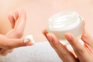 Huidverzorging. Hydraterende crème in vrouwelijke handen